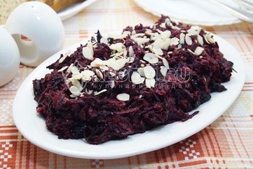 Салат со свёклой, черносливом и сыром &laquo;Барон&raquo;