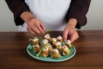 Канапе из печеного картофеля и спаржи с кремом из сметаны Канапе из печеного картофеля и спаржи с кремом из сметаны