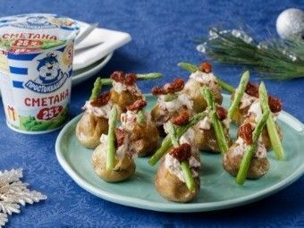 Канапе из печеного картофеля и спаржи с кремом из сметаны Канапе из печеного картофеля и спаржи с кремом из сметаны
