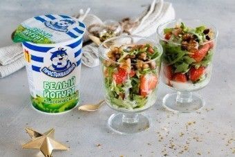 Салат из рукколы с клубникой, орехами и йогуртовой заправкой Салат из рукколы с клубникой, орехами и йогуртовой заправкой