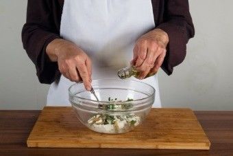 Рулетики из запеченного перца с начинкой из сметаны с пряными травами Рулетики из запеченного перца с начинкой из сметаны с пряными травами