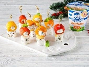 Рулетики из запеченного перца с начинкой из сметаны с пряными травами Рулетики из запеченного перца с начинкой из сметаны с пряными травами