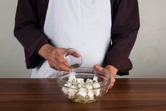 Рулетики из запеченного перца с начинкой из сметаны с пряными травами Рулетики из запеченного перца с начинкой из сметаны с пряными травами