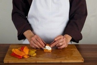 Рулетики из запеченного перца с начинкой из сметаны с пряными травами Рулетики из запеченного перца с начинкой из сметаны с пряными травами