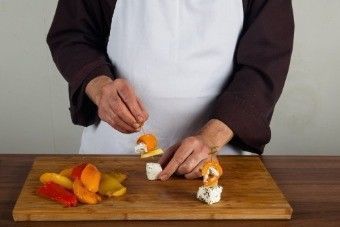 Рулетики из запеченного перца с начинкой из сметаны с пряными травами Рулетики из запеченного перца с начинкой из сметаны с пряными травами