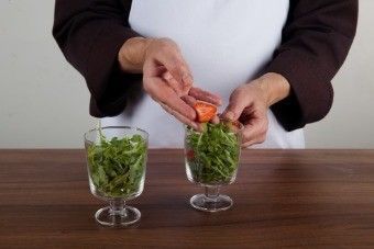 Салат из рукколы с клубникой, орехами и йогуртовой заправкой Салат из рукколы с клубникой, орехами и йогуртовой заправкой