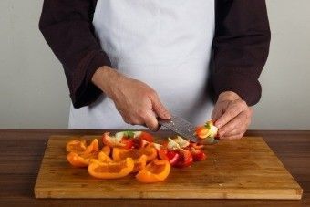 Рулетики из запеченного перца с начинкой из сметаны с пряными травами Рулетики из запеченного перца с начинкой из сметаны с пряными травами