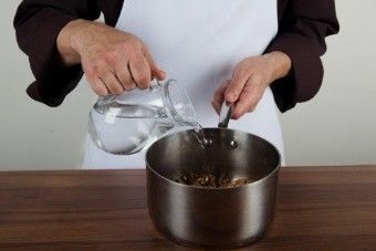 Салат из рукколы с клубникой, орехами и йогуртовой заправкой Салат из рукколы с клубникой, орехами и йогуртовой заправкой