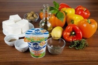 Рулетики из запеченного перца с начинкой из сметаны с пряными травами Рулетики из запеченного перца с начинкой из сметаны с пряными травами