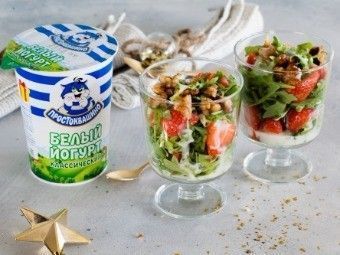 Салат из рукколы с клубникой, орехами и йогуртовой заправкой Салат из рукколы с клубникой, орехами и йогуртовой заправкой