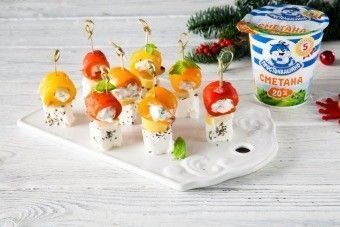 Рулетики из запеченного перца с начинкой из сметаны с пряными травами Рулетики из запеченного перца с начинкой из сметаны с пряными травами