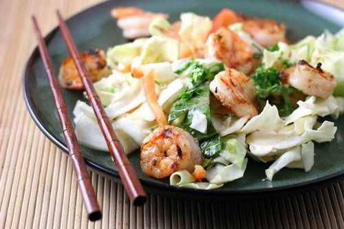 Cалат с креветками и пекинской капустой. Фото. Фото салата из пекинской капусты с креветками и сыром