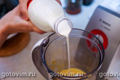 Молочный коктейль с мороженым, бананом и манго Молочный коктейль с мороженым, бананом и манго