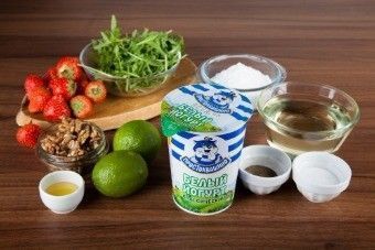 Салат из рукколы с клубникой, орехами и йогуртовой заправкой Салат из рукколы с клубникой, орехами и йогуртовой заправкой