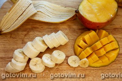 Молочный коктейль с мороженым, бананом и манго Молочный коктейль с мороженым, бананом и манго