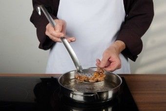 Салат из рукколы с клубникой, орехами и йогуртовой заправкой Салат из рукколы с клубникой, орехами и йогуртовой заправкой