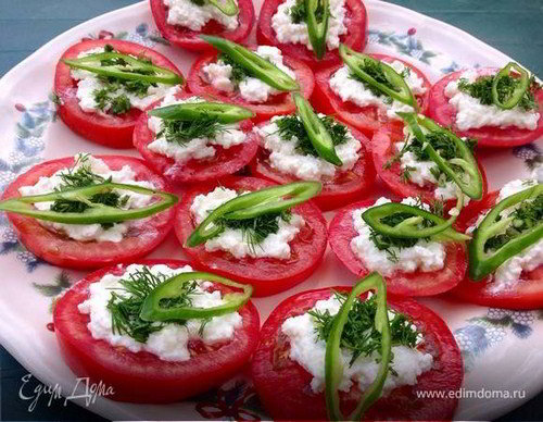Помидоры с творогом и чесноком. Фоторгафия блюда. Помидоры с чесноком и творогом. Кулинарный рецепт приготовления блюда.