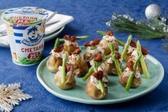 Канапе из печеного картофеля и спаржи с кремом из сметаны Канапе из печеного картофеля и спаржи с кремом из сметаны