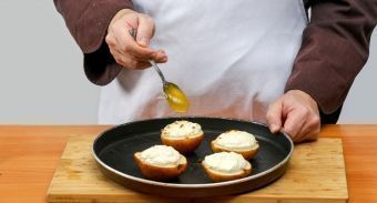 Груши, запеченные с медом и творогом Груши, запеченные с медом и творогом