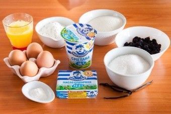 Пирог с изюмом на сметане Пирог с изюмом на сметане