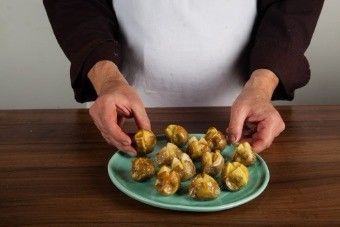 Канапе из печеного картофеля и спаржи с кремом из сметаны Канапе из печеного картофеля и спаржи с кремом из сметаны