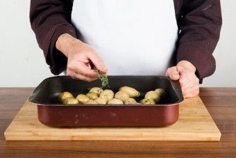 Канапе из печеного картофеля и спаржи с кремом из сметаны Канапе из печеного картофеля и спаржи с кремом из сметаны